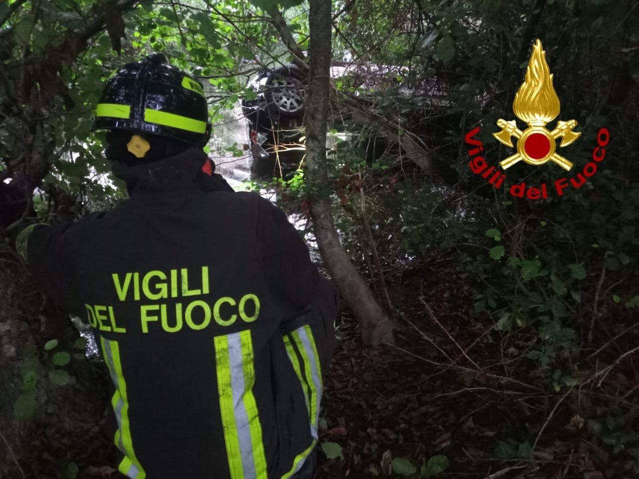 Arzachena, sfonda il guard rail e finisce con l’auto nel fiume