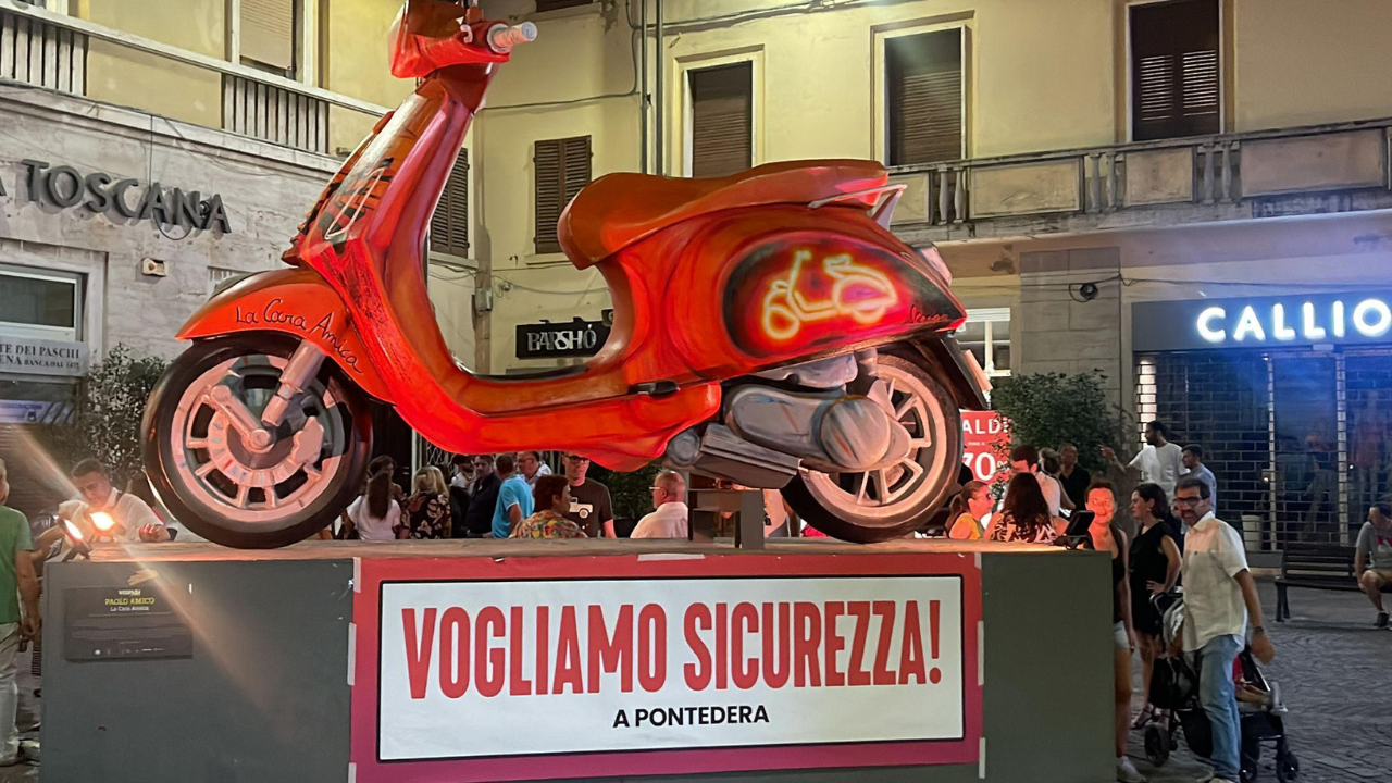 Uno dei cartelli appesi in città durante la proteste dei commercianti andata in scena a fine luglio