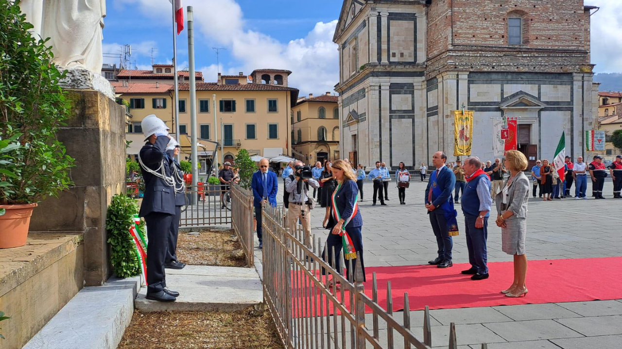 La deposizione della corona al monumento ai Caduti in piazza Santa Maria delle Carceri