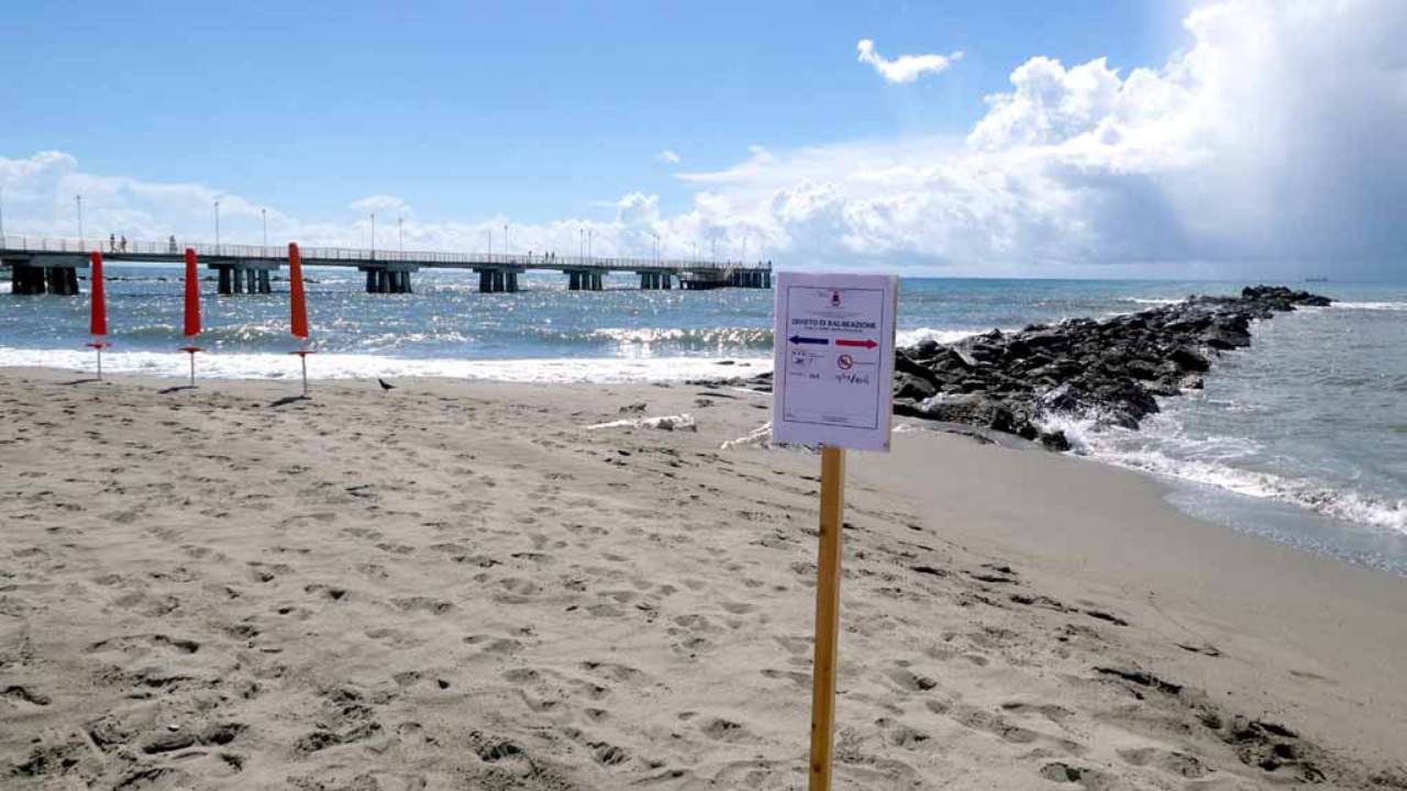 Uno dei cartelli di divieto di balneazione apparso sulla spiaggia (foto Cuffaro)