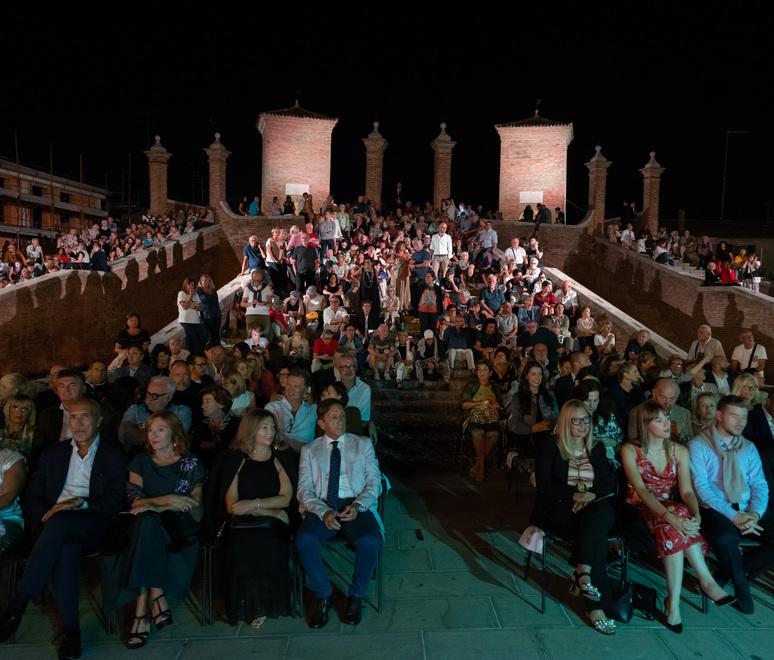 Comacchio si veste da capitale per rivivere il mito Pavarotti