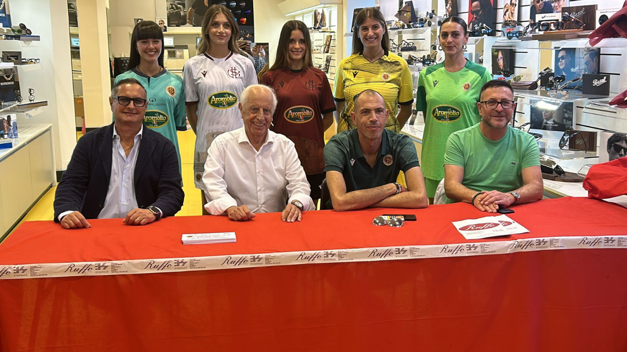La presentazione delle nuove divise