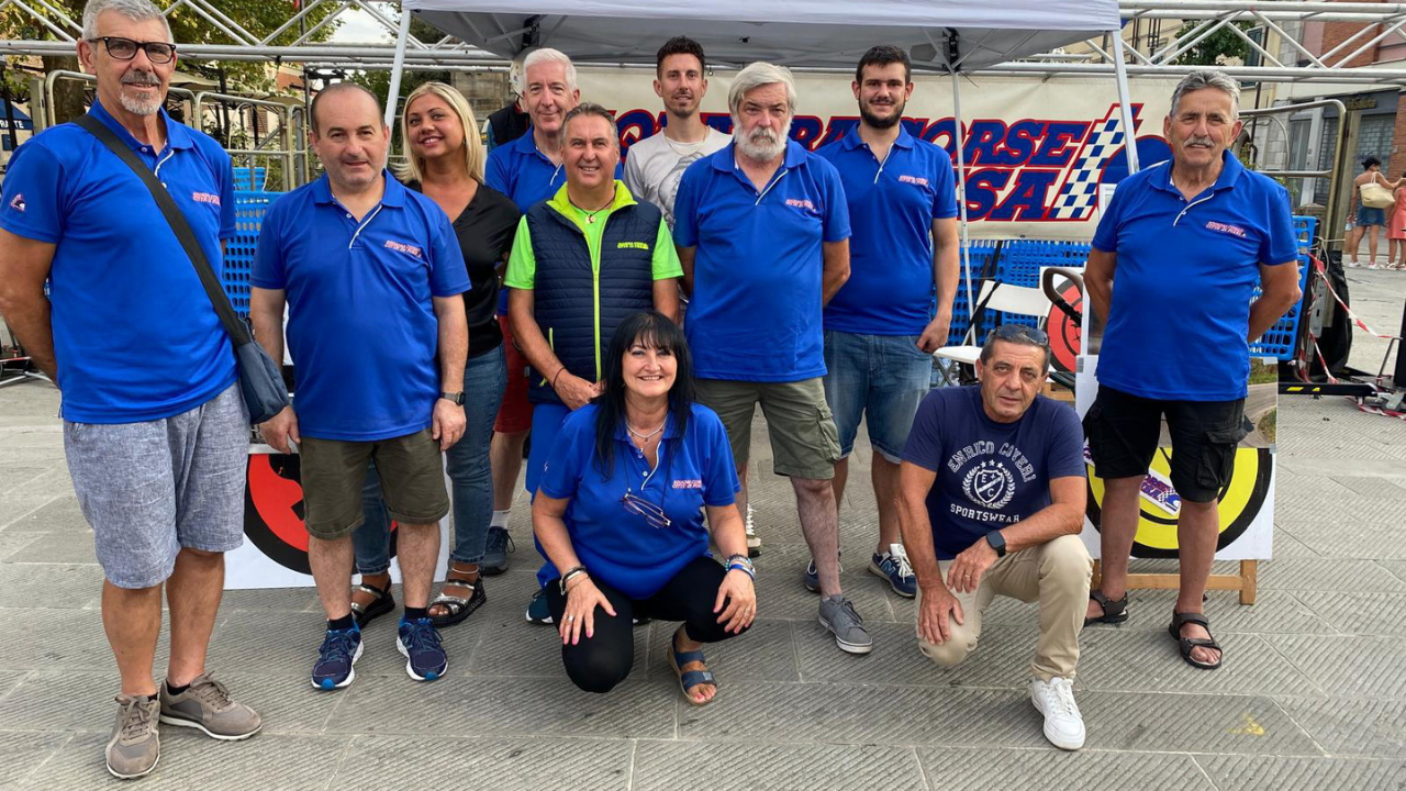 A destra il gruppo della Squadra corse città di Pisa al Sunset a Cascina
