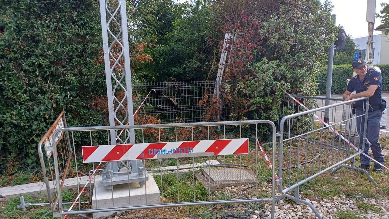 Boretto: durante i lavori sulla linea ferroviaria salta fuori una bomba