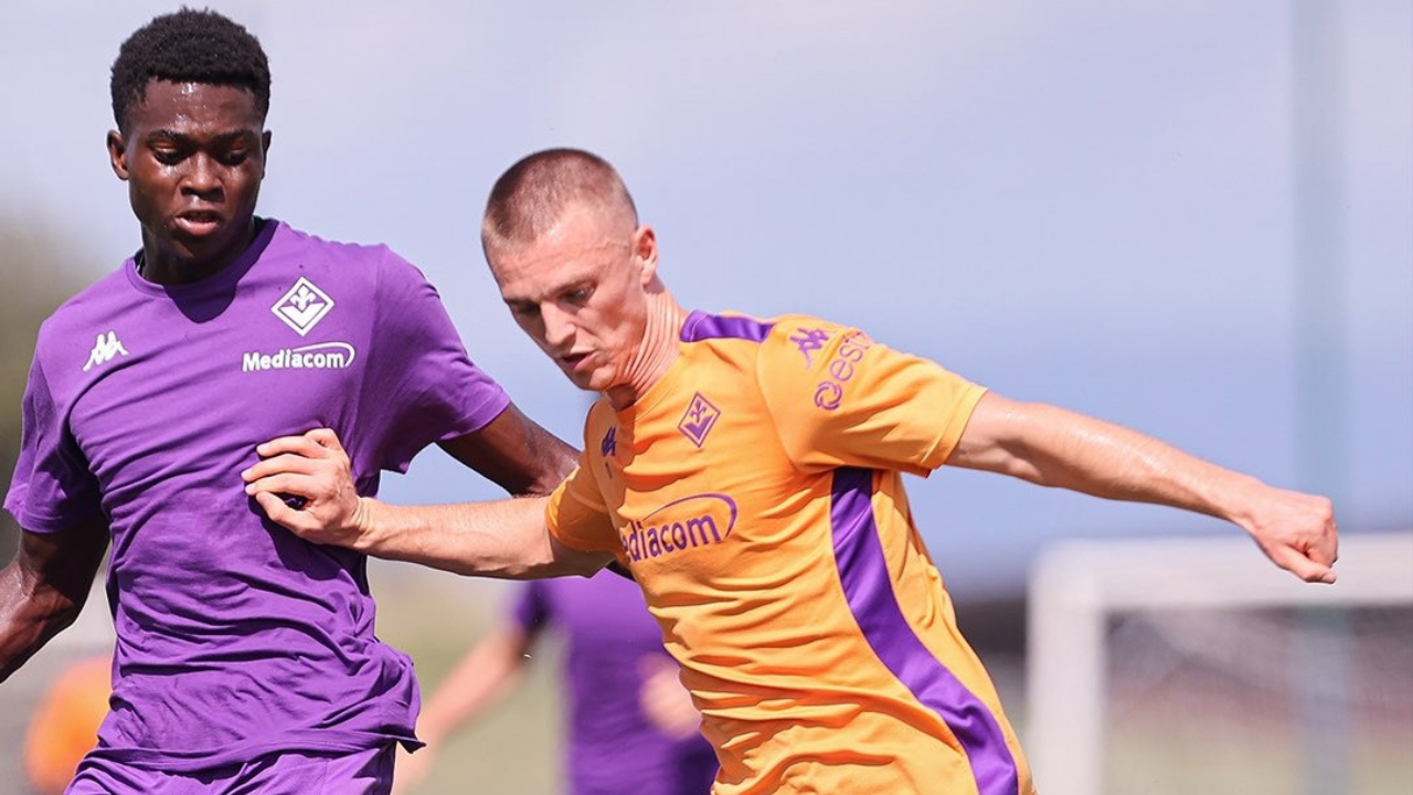 Nella foto Gudmundsson in un duello di gioco ieri durante la partitella in famiglia con la Primavera