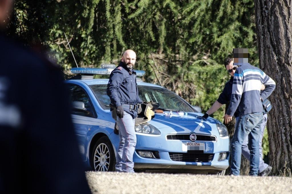 
	Due agenti delle volanti della polizia di Stato (foto d'archivio)

