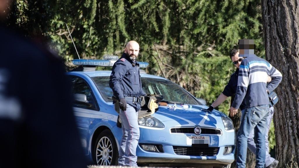 Due agenti delle volanti della polizia di Stato (foto d'archivio)