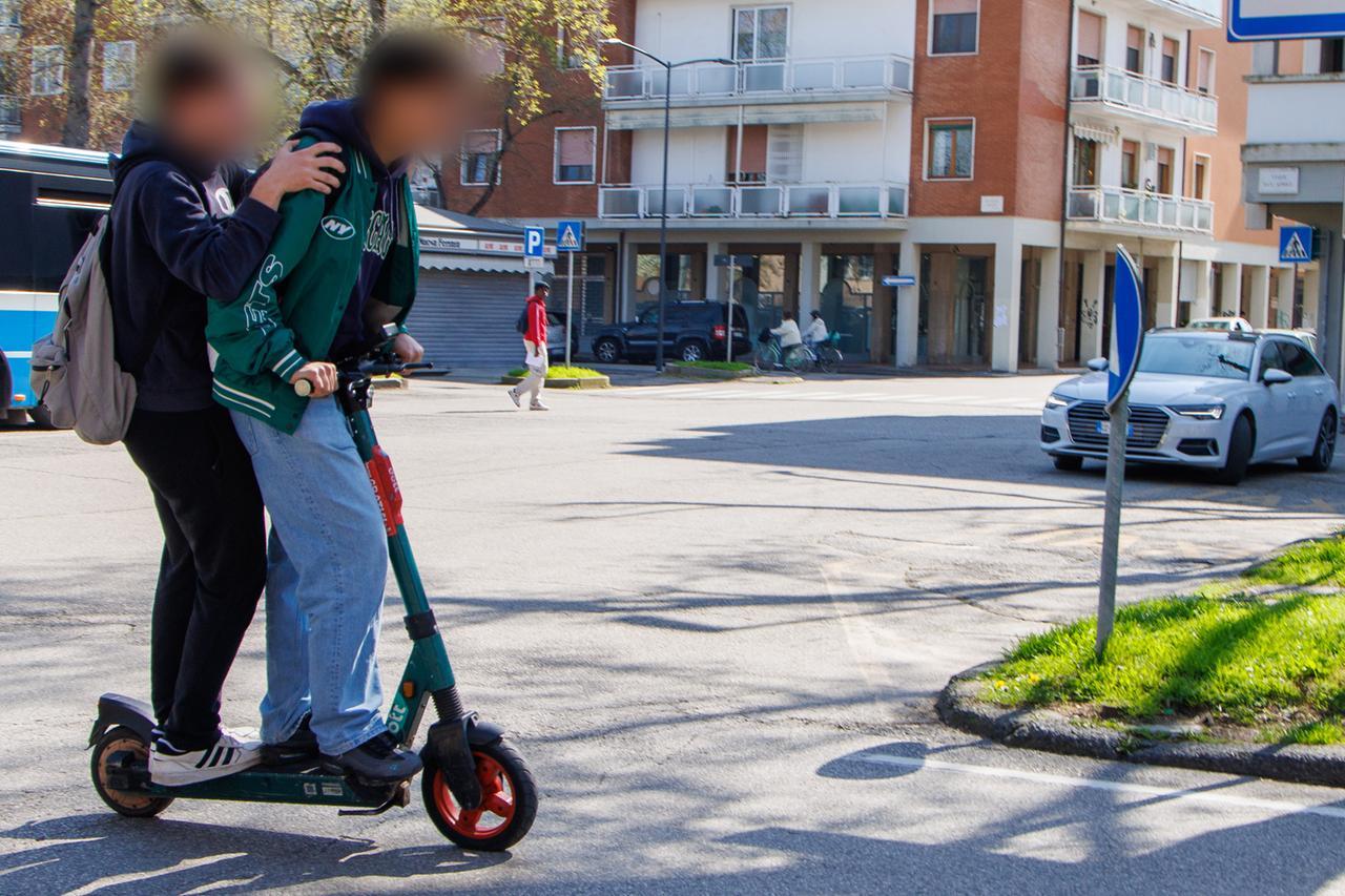 Ferrara, sul monopattino senza casco e con la birra: fermati due minorenni