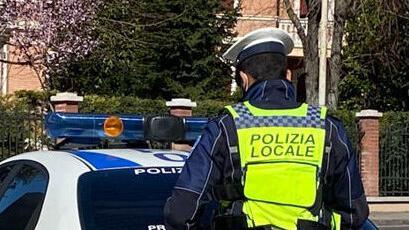 Disturbato da un bimbo, turista vicentino picchia la mamma in centro a Modena