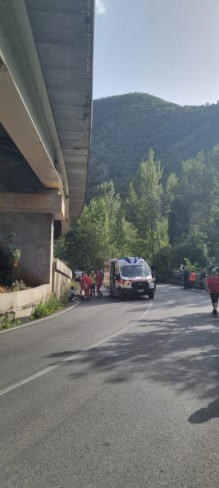 Lucca, in moto precipita dal cavalcavia