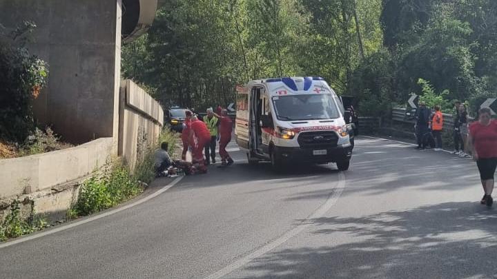 Lucca, in moto precipita dal cavalcavia