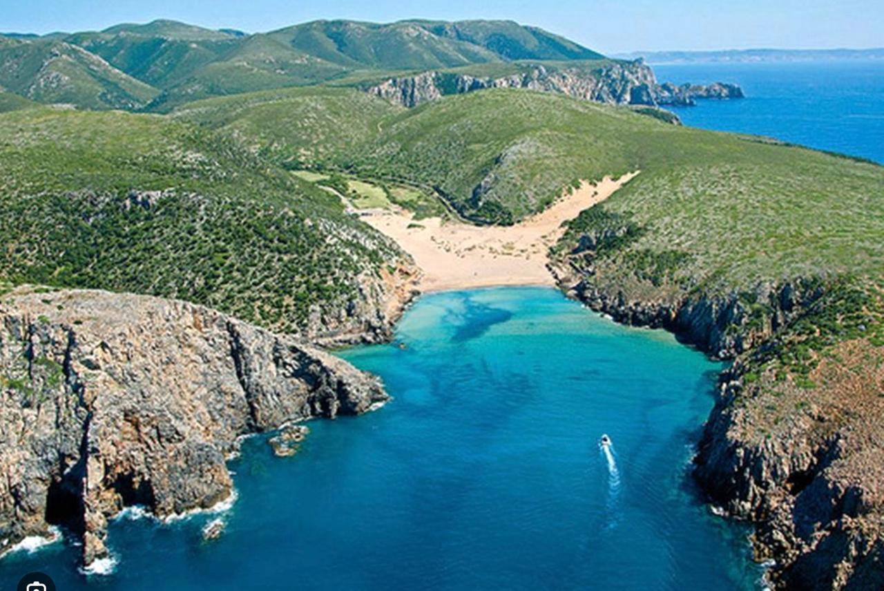 
	In primo piano Cala Domestica e sullo sfondo Masua

