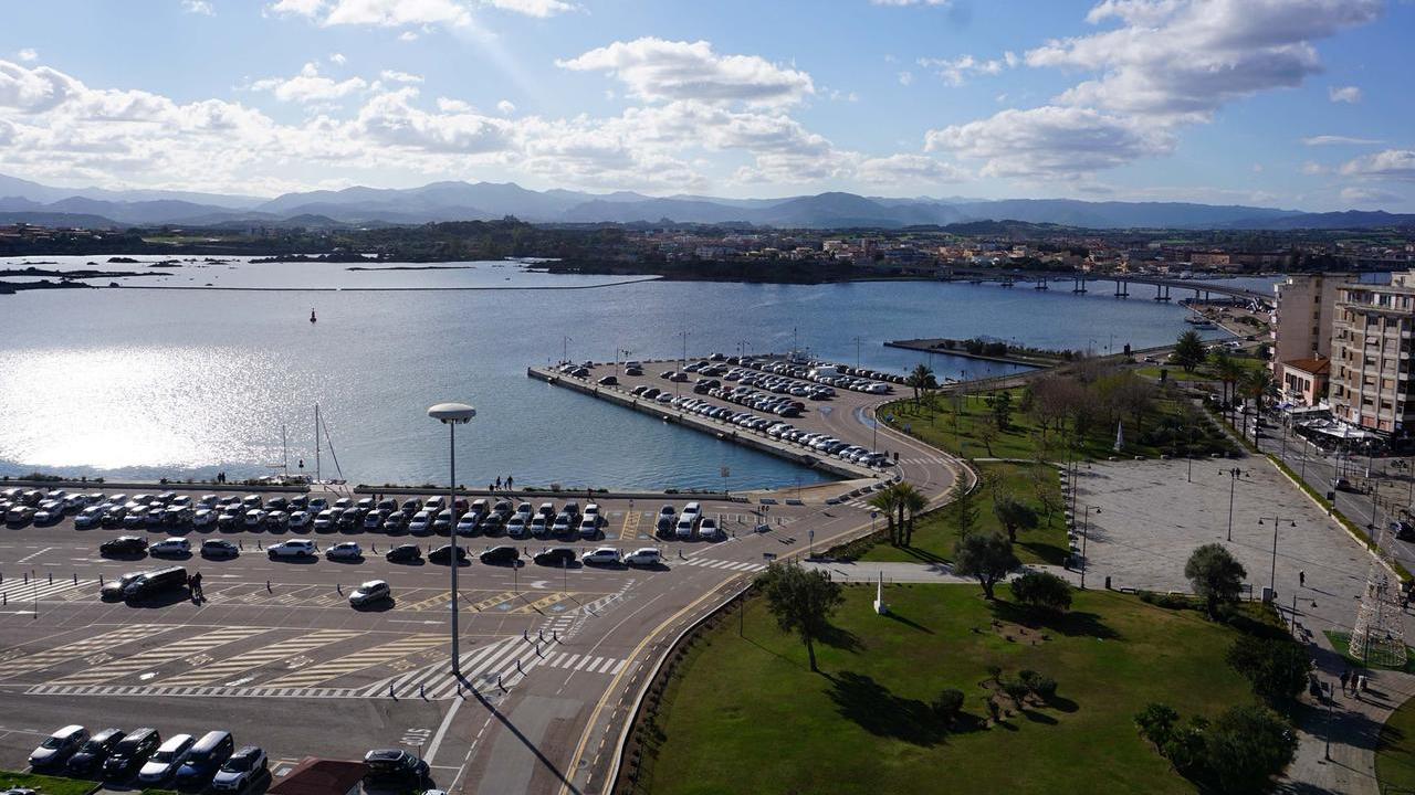 I parcheggi lungo i moli Brin e Bosazza