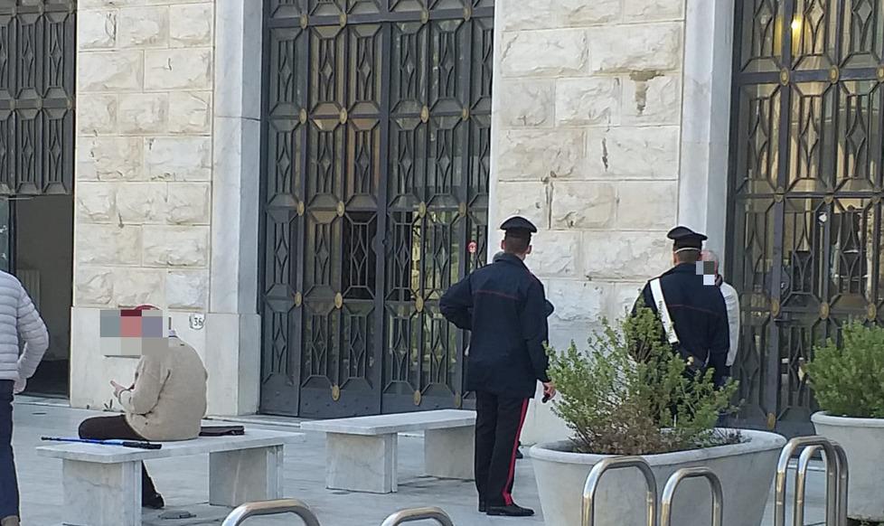 
	I carabinieri fuori dall&rsquo;ingresso dell&rsquo;ospedale di&nbsp;Livorno (foto d&rsquo;archivio)

