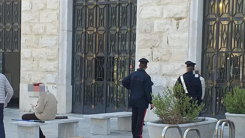 I carabinieri fuori dall’ingresso dell’ospedale di Livorno (foto d’archivio)