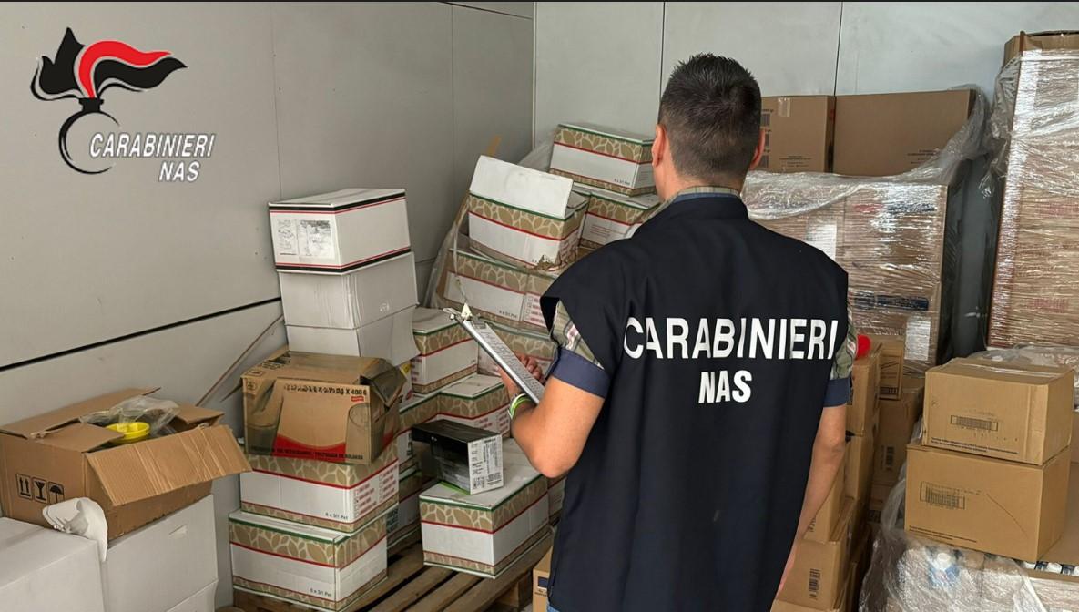 Sporcizia e irregolarità: i Nas sospendono l’attività di un negozio a Modena