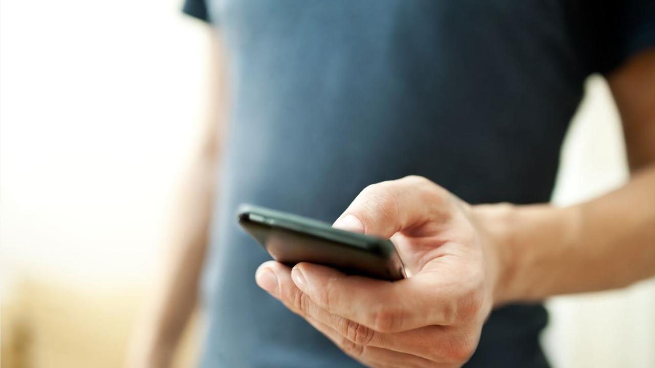 Sassari: «Paga se rivuoi il tuo iPhone», ma alla consegna c’è la polizia