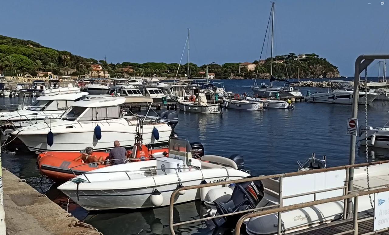 
	Una veduta del porto turistico di Cavo

