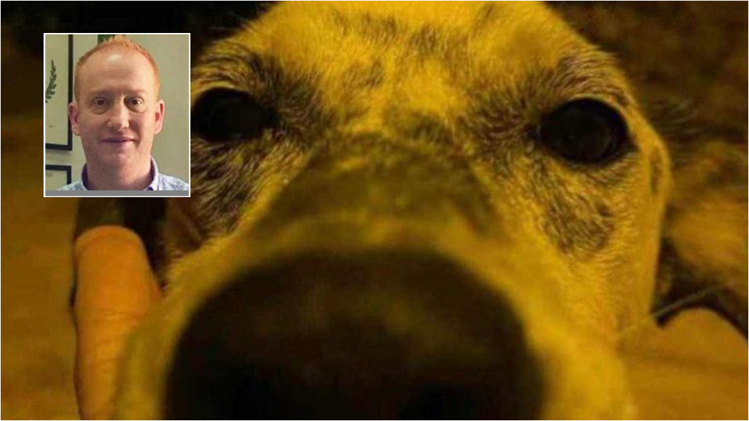 Il sindaco di Bono MIchele Solinas e il cane Alex