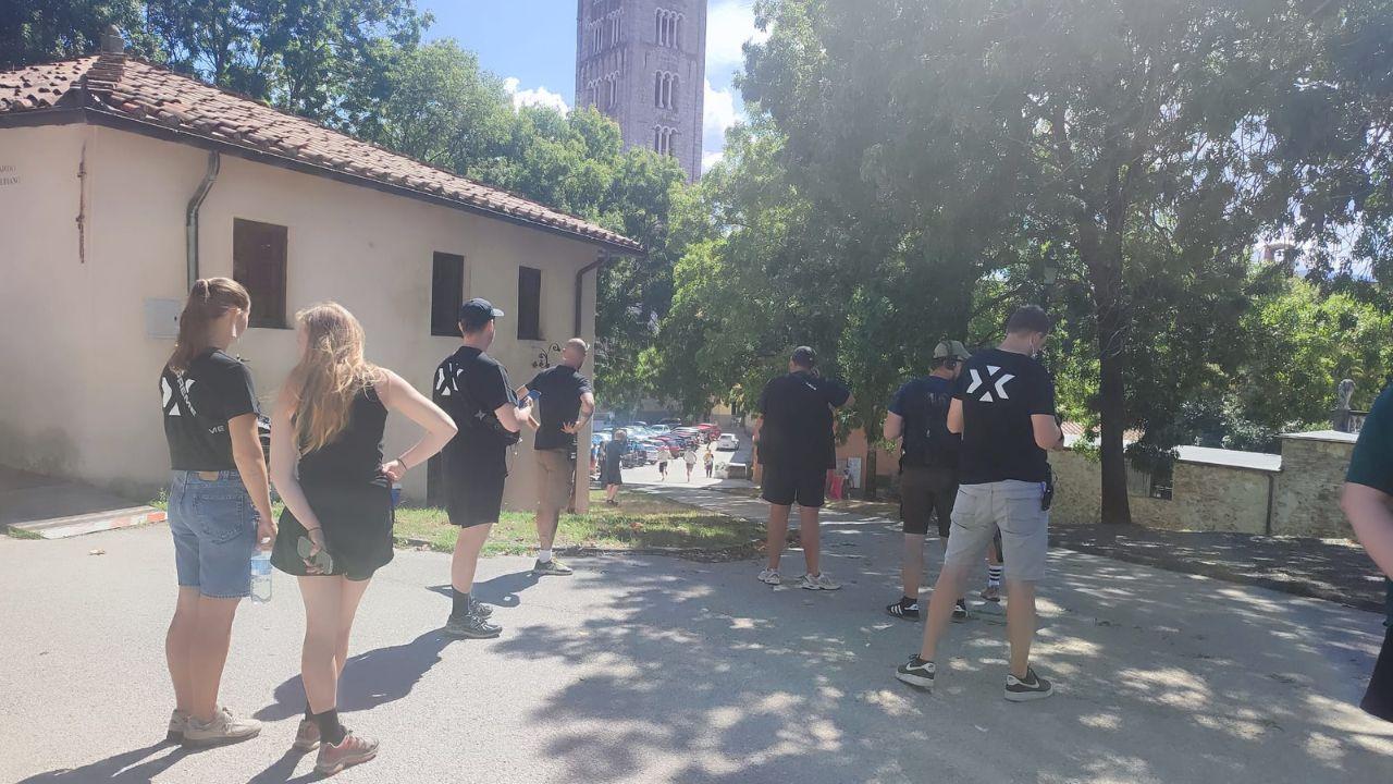 La troupe del programma Destination X in città per le riprese della puntata finale