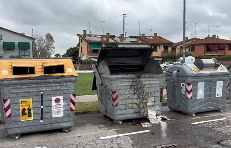 Tre cassonetti a fuoco prima dell’alba in zona Barco