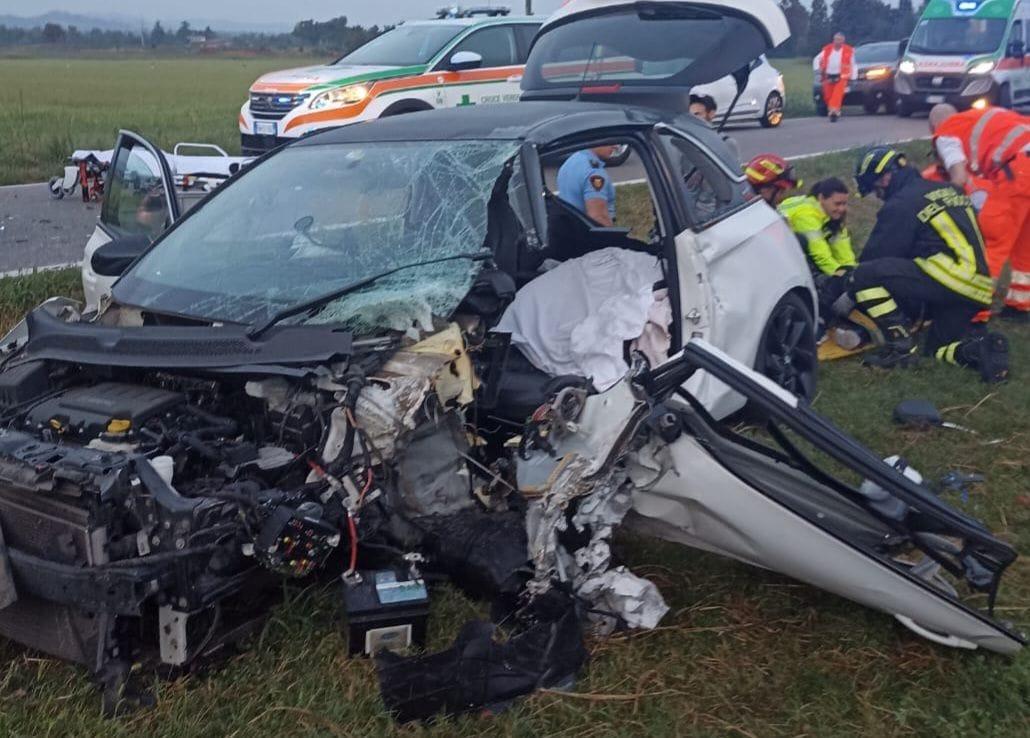 Frontale tra due auto all’alba in via Anna Frank, un ferito grave