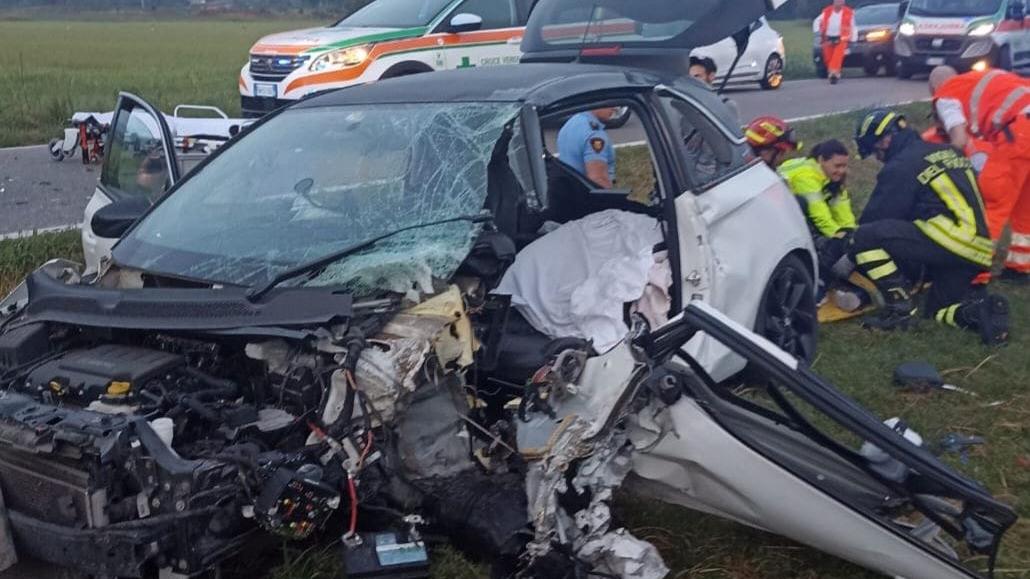 Frontale tra due auto all’alba in via Anna Frank, un ferito grave