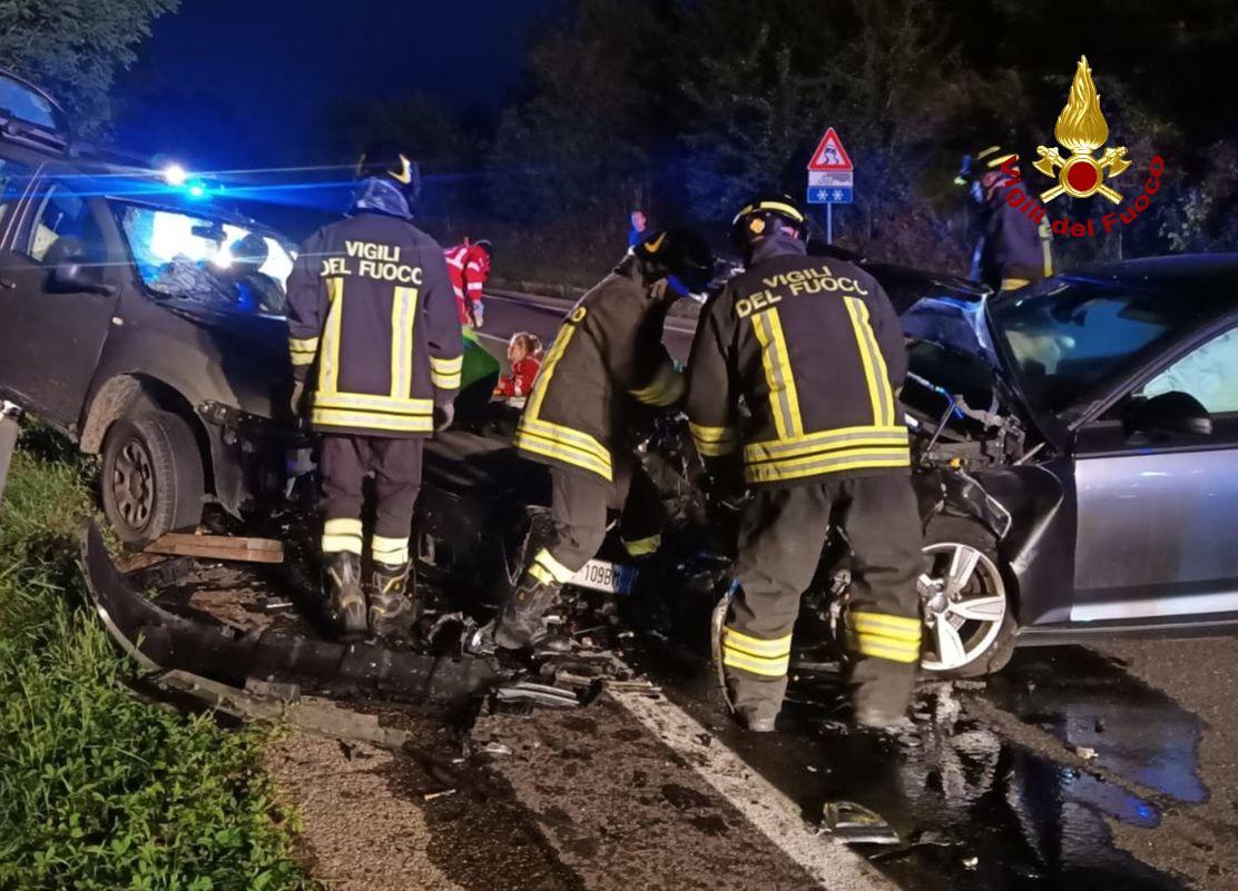 Tre feriti in uno schianto tra due auto a Felina