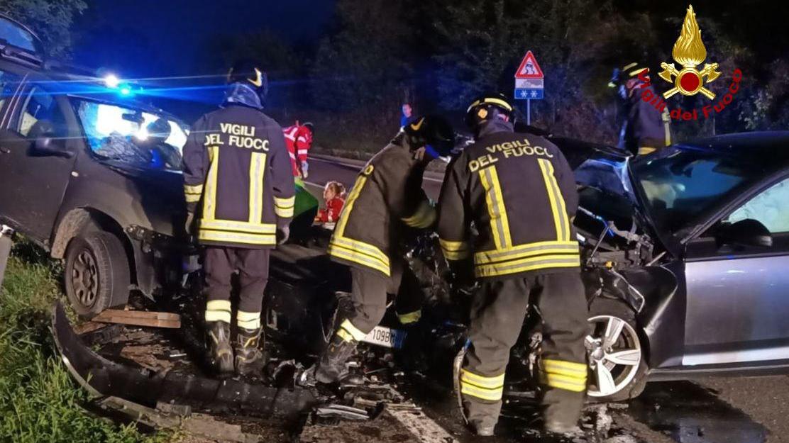 Tre feriti in uno schianto tra due auto a Felina