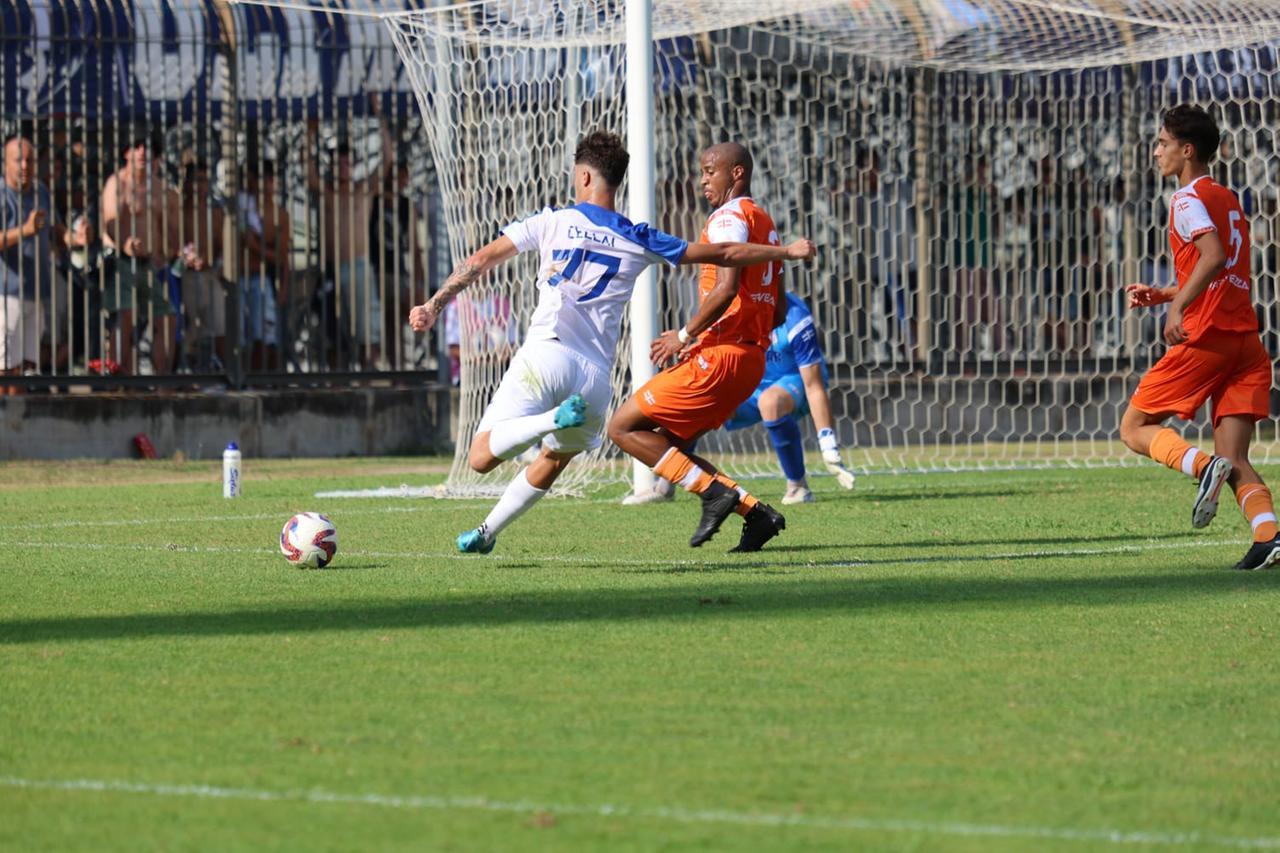 
	Un'azione della partita del Seravezza contro il Prato

