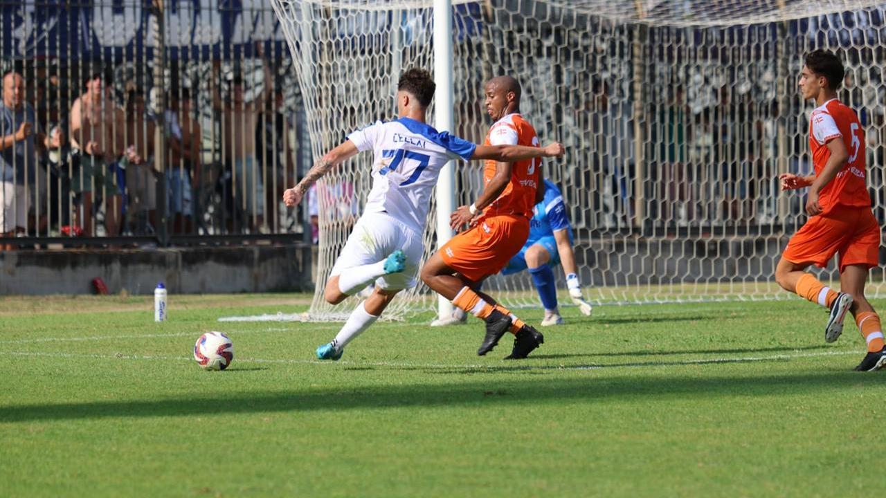 Un'azione della partita del Seravezza contro il Prato