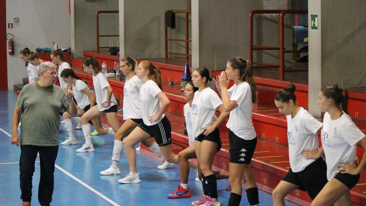 Una fase di un allenamento delle ragazze dell’Ariete Volley