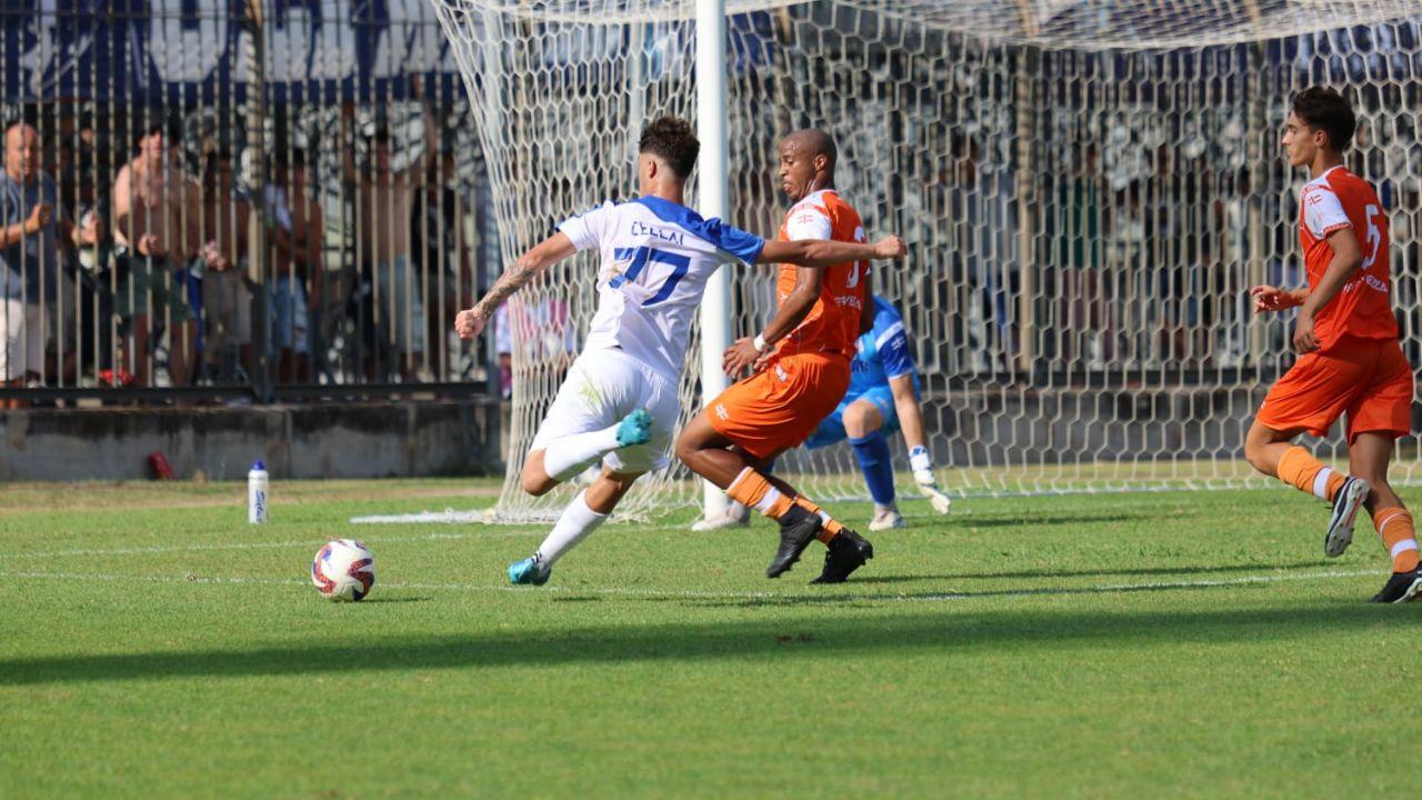 Un’azione della partita disputata domenica scorsa a Prato che ha visto il Seravezza Pozzi imporsi per uno a zero grazie a un gol del bomber Benedetti guadagnando così il passaggio al turno successivo della Coppa Italia della serie D