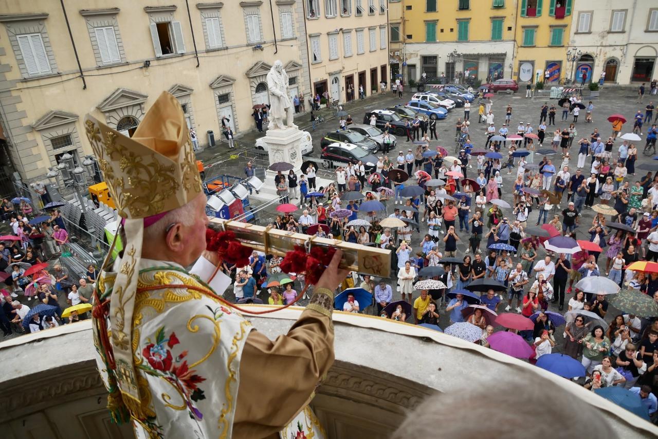 
	Monsignor Giuseppe Mani, vescovo emerito di Cagliari, mostra la Sacra Cintola dal pulpito di Donatello

