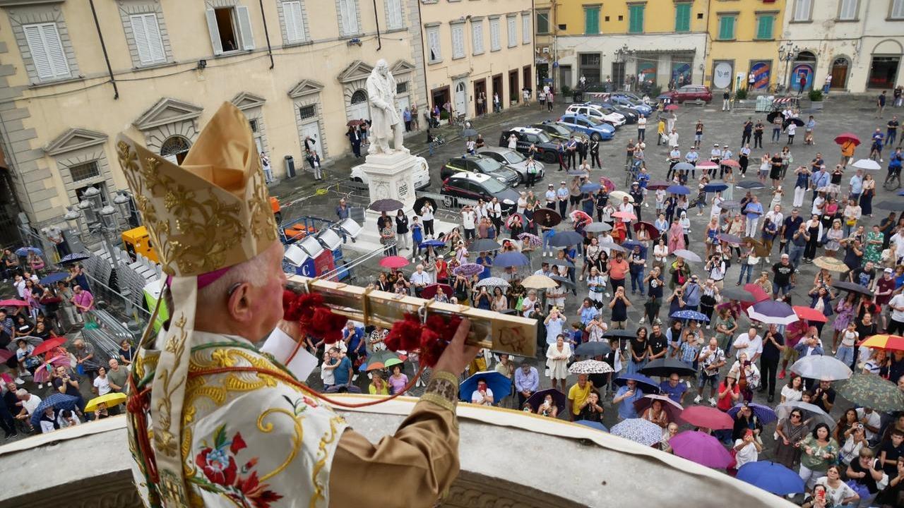 Monsignor Giuseppe Mani, vescovo emerito di Cagliari, mostra la Sacra Cintola dal pulpito di Donatello