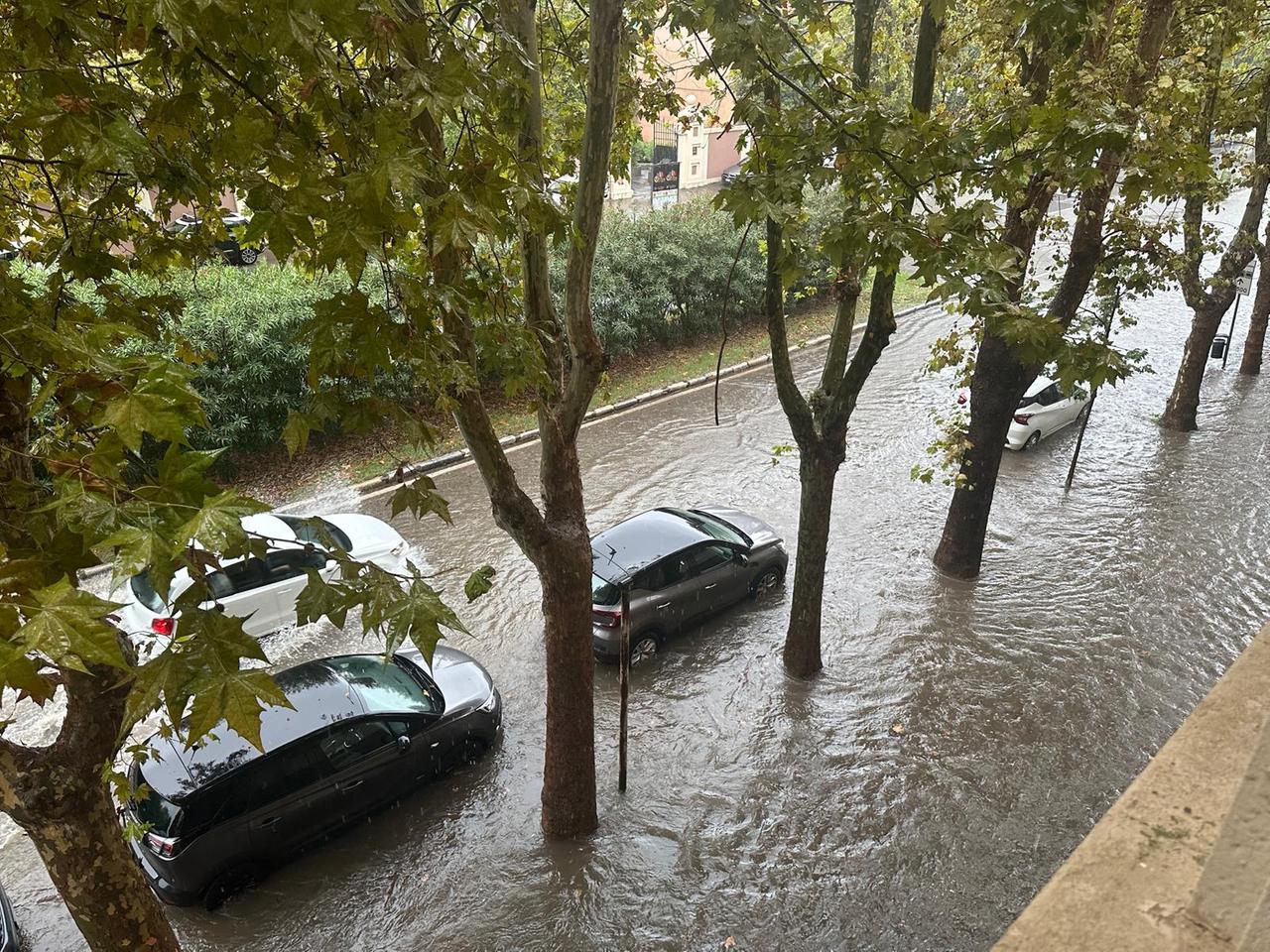 Il maltempo si abbatte su Livorno, strade come fiumi. L’appello del sindaco: «State a casa, limitate gli spostamenti»