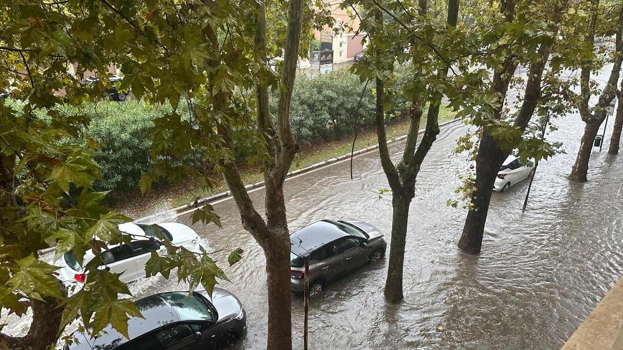 Il maltempo si abbatte su Livorno, strade come fiumi. L’appello del sindaco: «State a casa, limitate gli spostamenti»