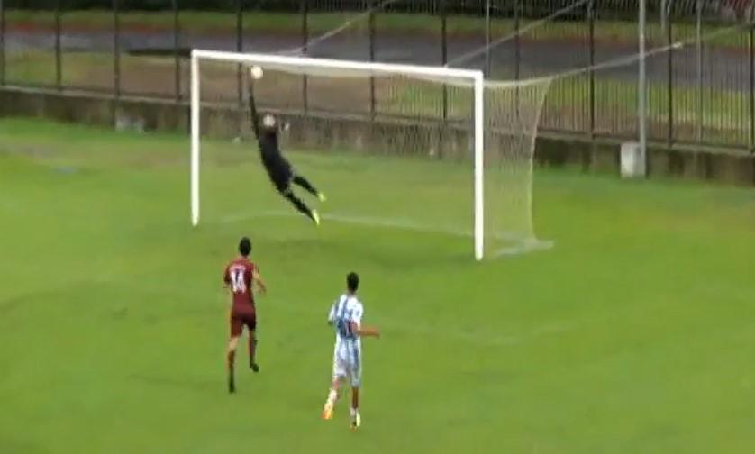 
	Il portiere Brunelli inutilmente proteso in volo sulla punizione che ha deciso la partita

