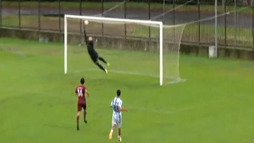 Il portiere Brunelli inutilmente proteso in volo sulla punizione che ha deciso la partita