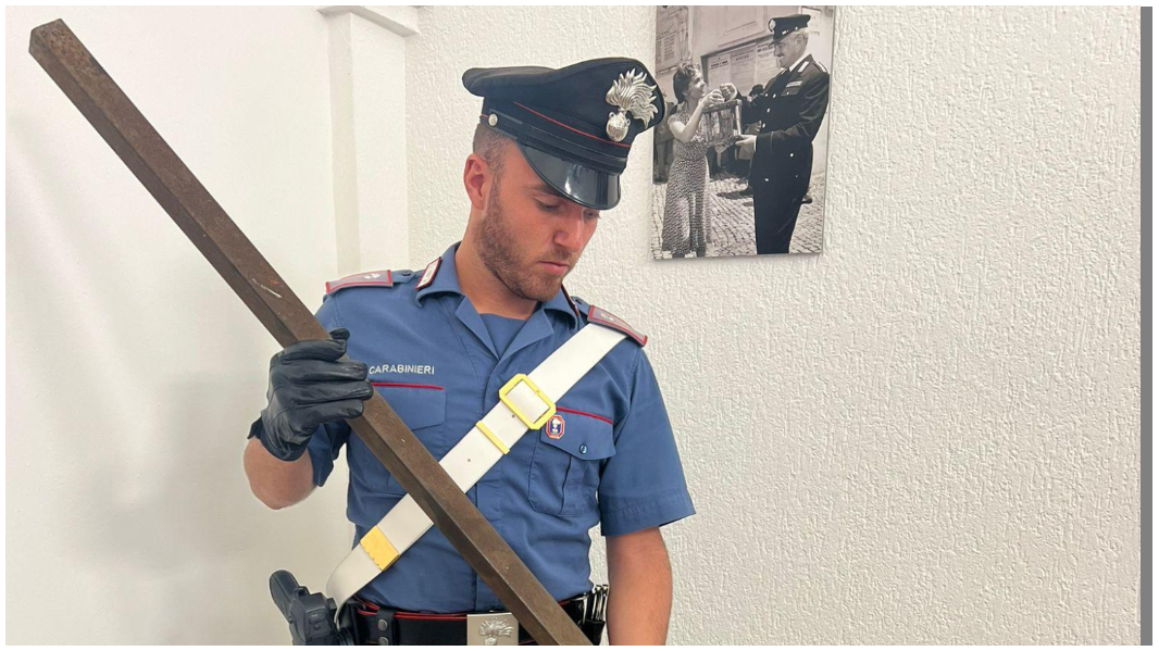 La spranga usata per colpire il pensionato durante la lite per un parcheggio