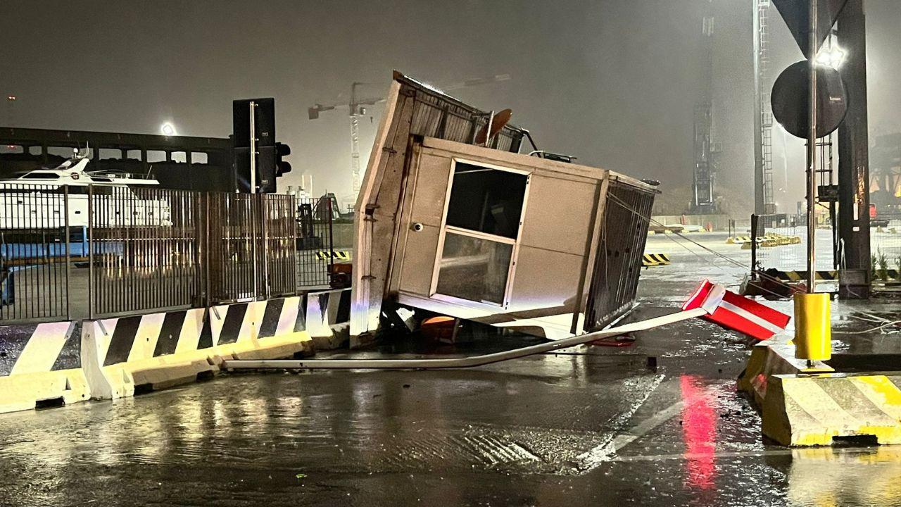 
	Il gabbiotto sradicato al porto di Piombino (Foto Luca Centini)

