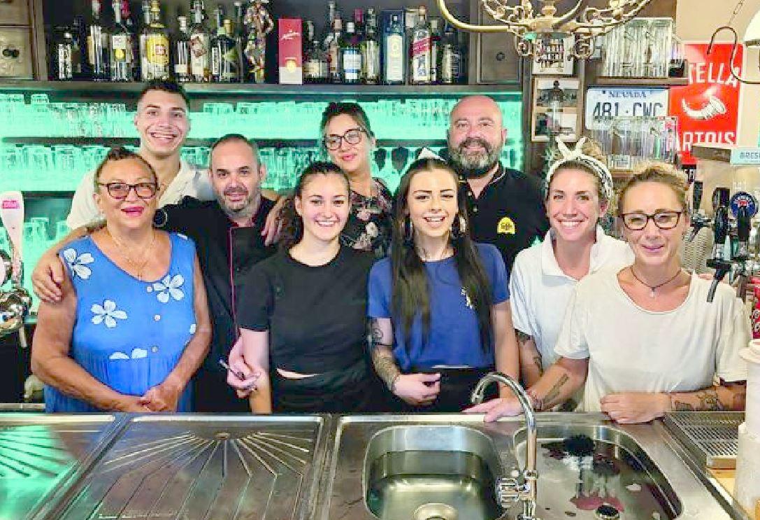 Ferrara, una vita dietro al bancone: «Ho iniziato a sei anni, siamo ancora qua»