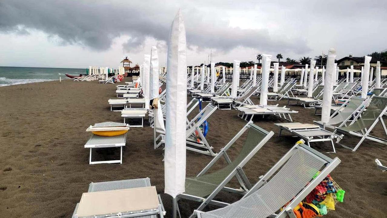 Ombrelloni chiusi sulla costa apuana (foto Cuffaro)