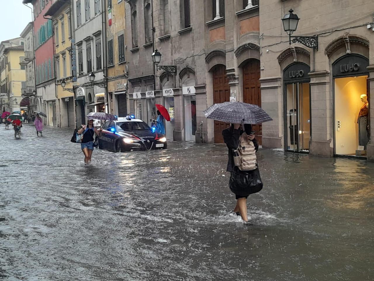 Pisa, pioggia record sulla città: allagamenti, danni e disagi (e polemiche)