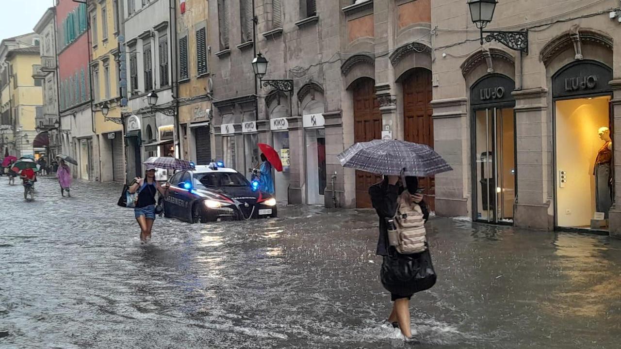 Pisa, pioggia record sulla città: allagamenti, danni e disagi (e polemiche)