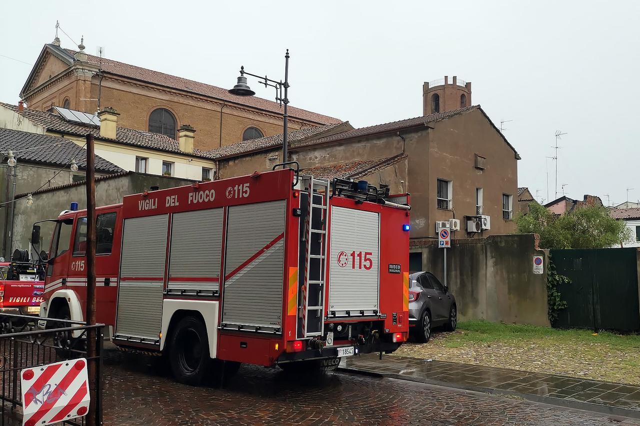 Prima il rumore e poi il crollo: a Comacchio il muro di una casa si sbriciola