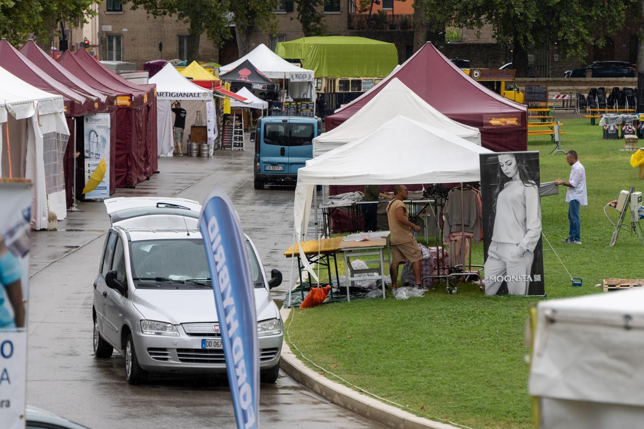 Flop Ariostea in Fiera a Ferrara: «Pioggia, caro-posti e tanta concorrenza»