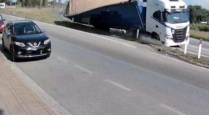
	Il momento in cui il tir si ribalta finendo sulla Tosco-Romagnola


