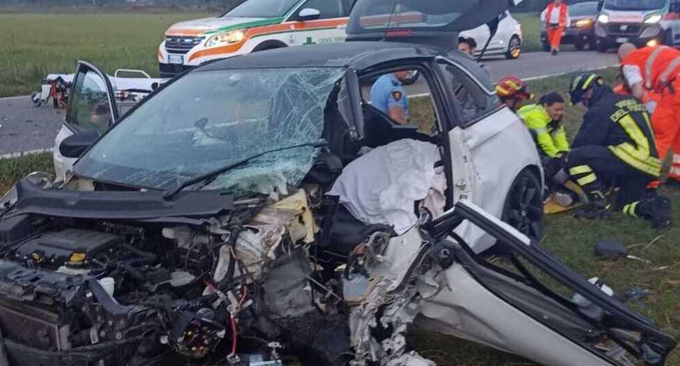 Frontale tra due auto all’alba in via Frank Feriti un uomo e una donna, lei è grave