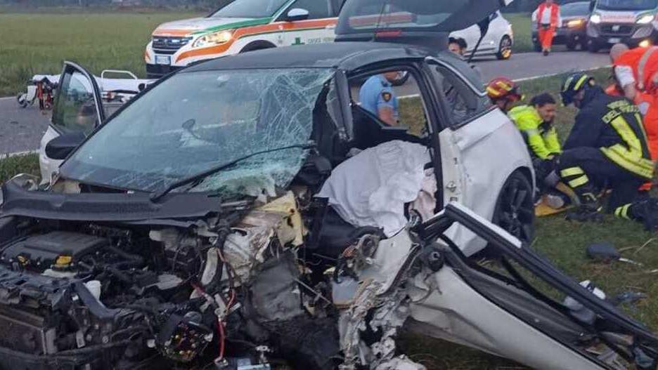 Frontale tra due auto all’alba in via Frank Feriti un uomo e una donna, lei è grave